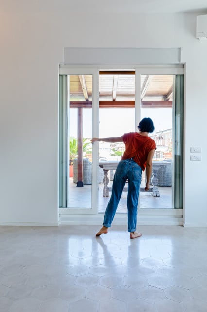 La Casa Minimal e Simpatica che Gioca con Colore e Cementine!