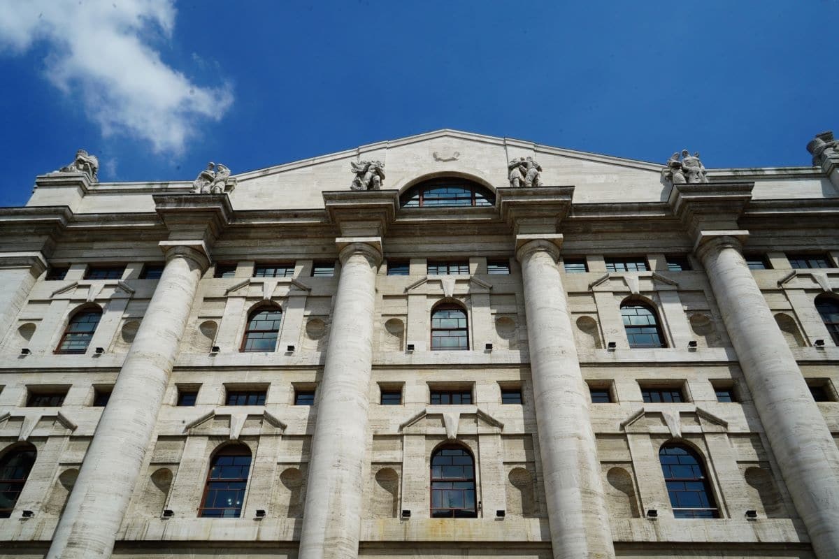 Borse oggi in diretta | Ftse Mib perde oltre il 2%. Balza Eni, crolla Stellantis