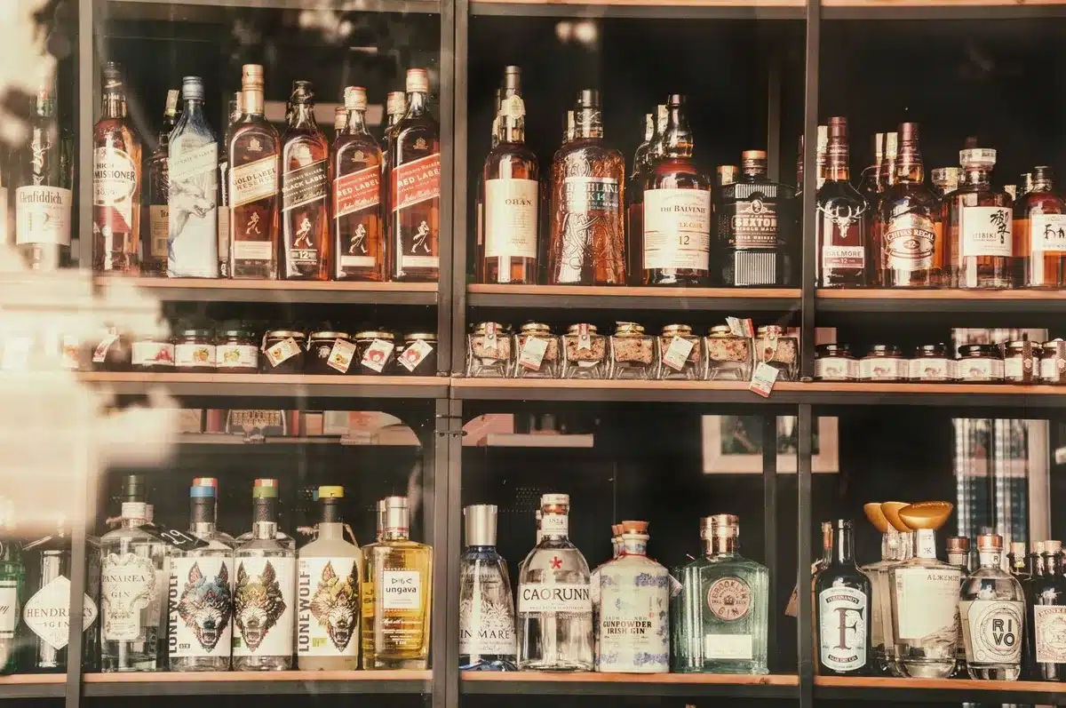 Collezione di bottiglie di superalcolici premium in esposizione, rappresentando i brand di fascia alta di Diageo