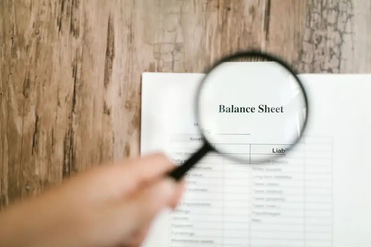 Analisi di bilanci e dati finanziari su documenti e grafici