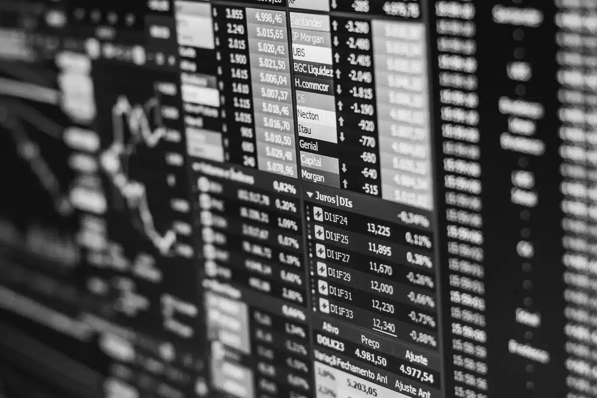 Schermo di quotazioni in Borsa con frecce di rialzo e ribasso su display digitali