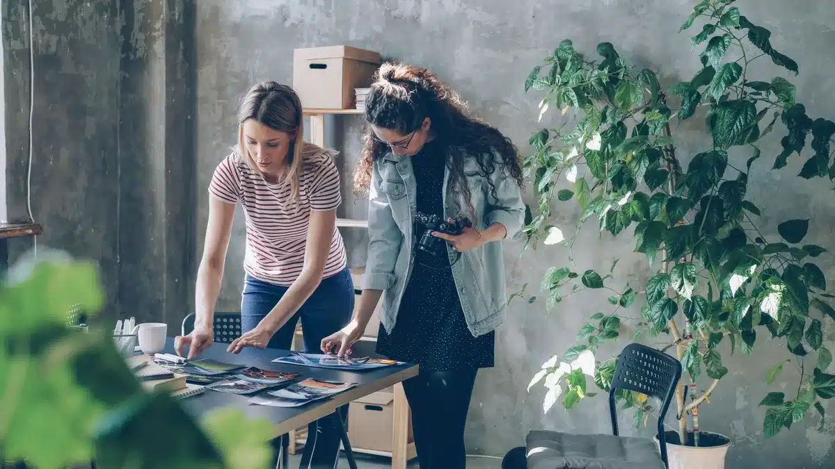 Portfolio fotografico professionale di progetti architettonici e di design esposti su una scrivania