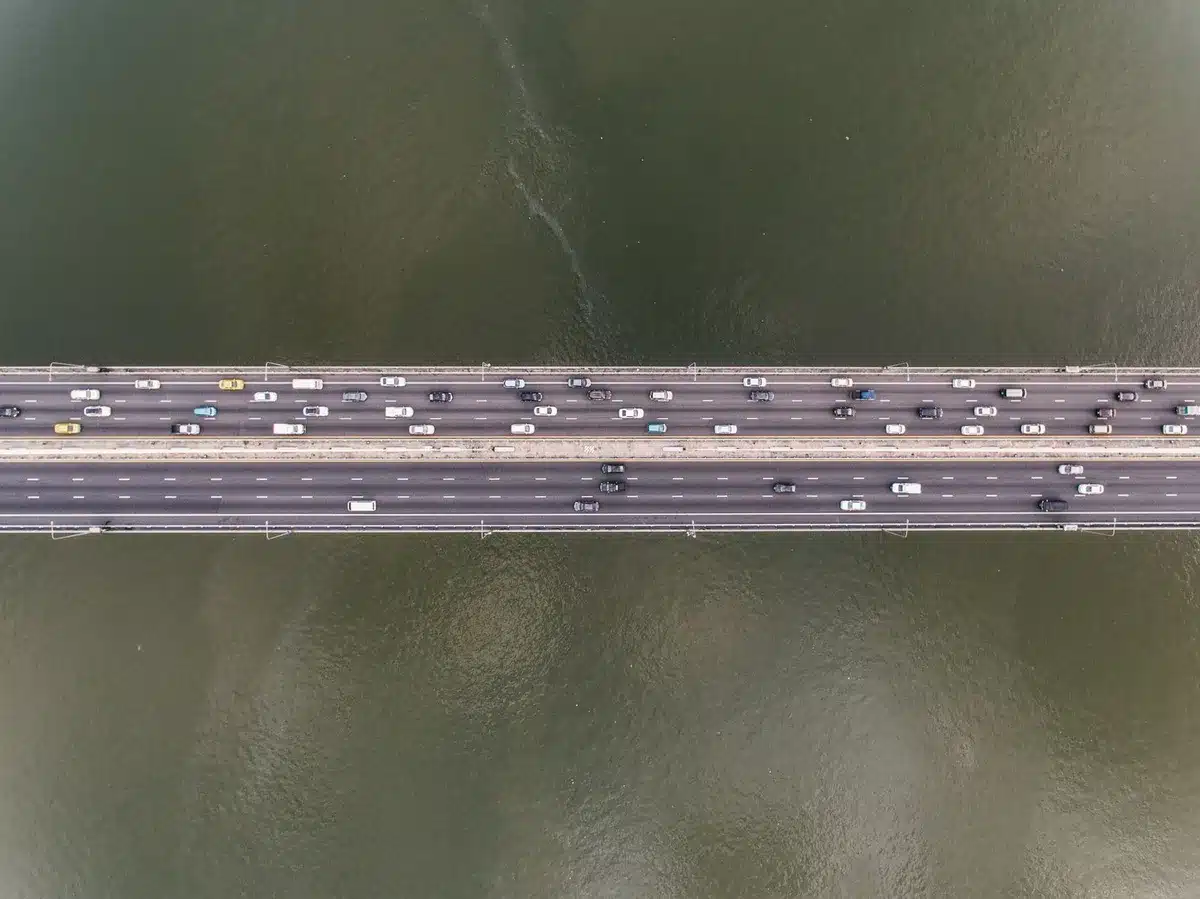 Veduta aerea di un'autostrada congestionata con traffico intenso