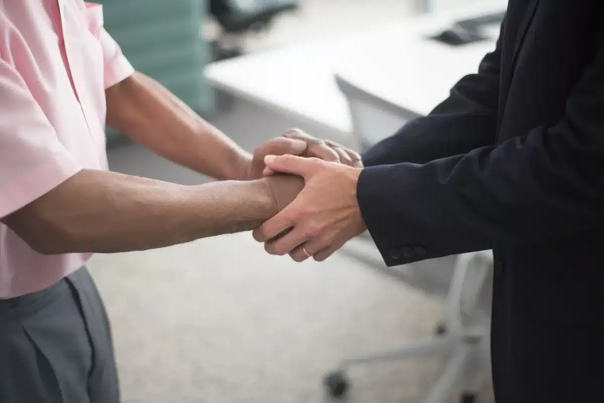 Professionisti in riunione attorno a tavolo con documenti di integrazione aziendale