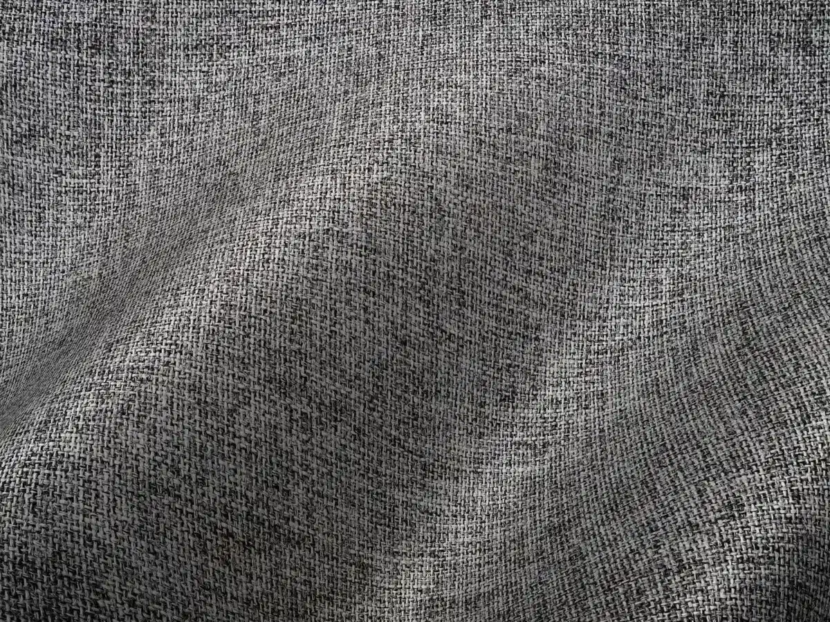 Dettagli di tessuti grigi con diverse texture: velluto, tweed e superfici opache