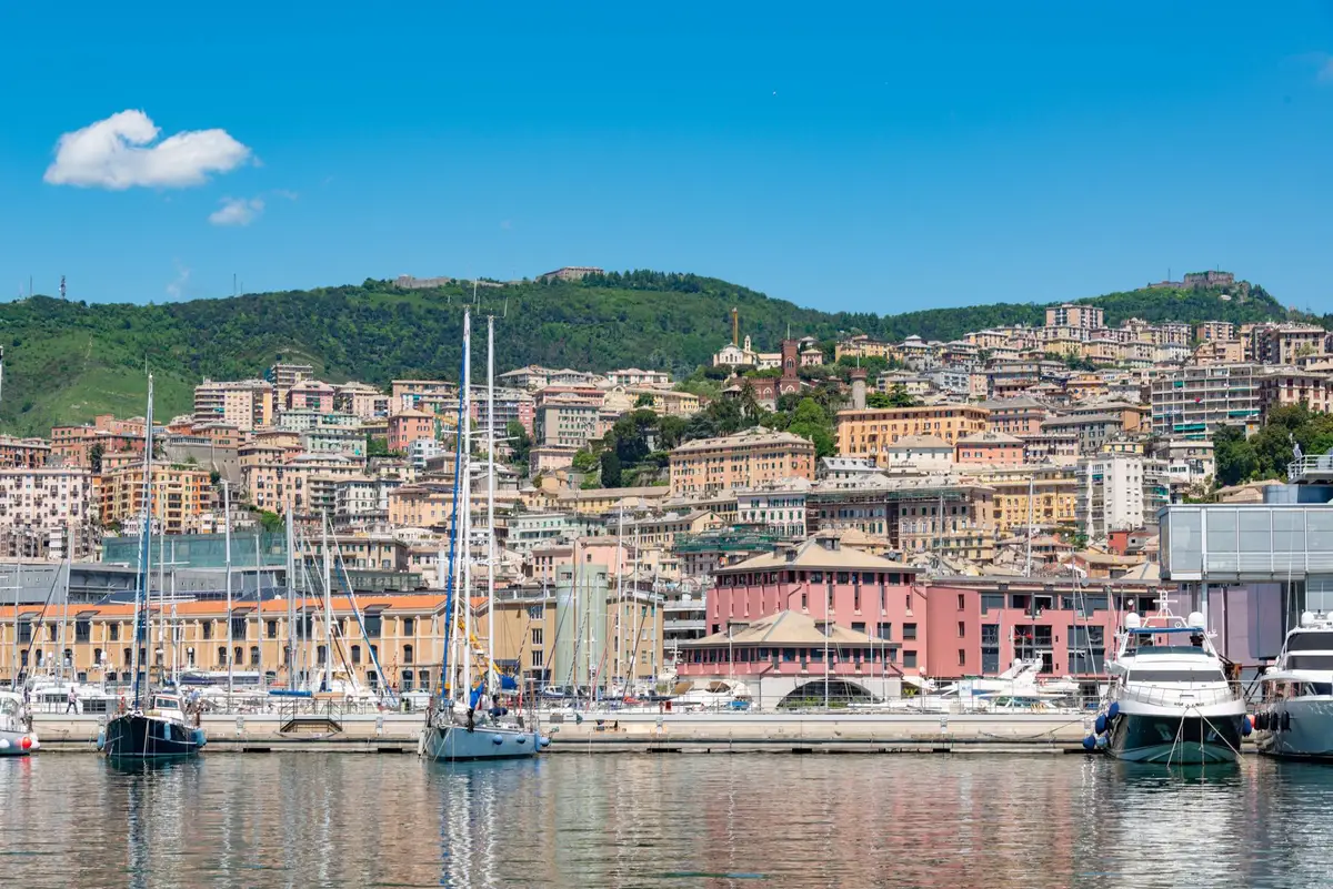 Veduta panoramica di Genova con il porto e gli edifici della città