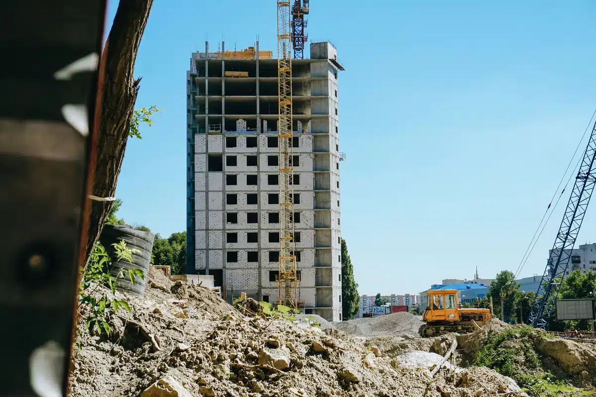 Cantiere di nuova costruzione residenziale in città