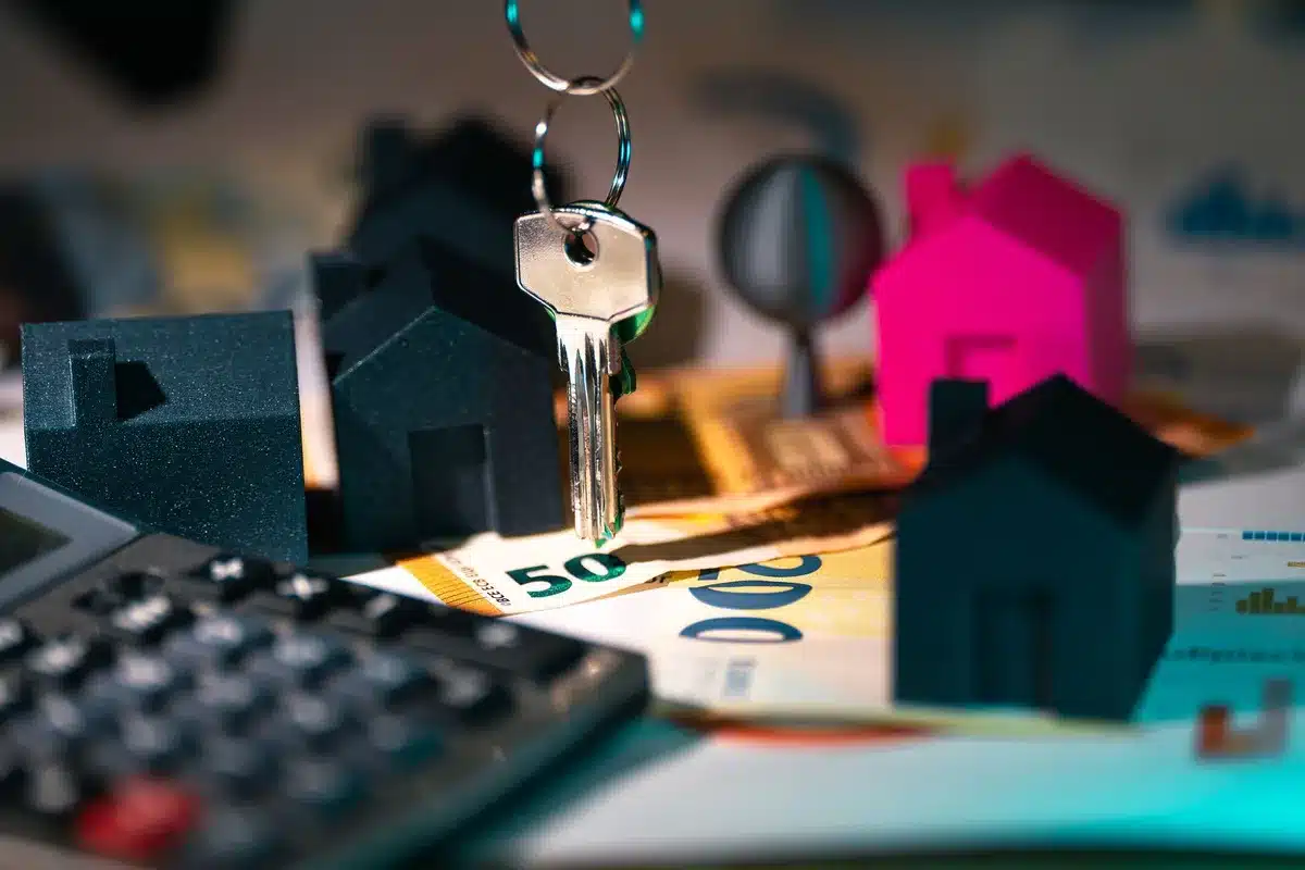Mani che tengono un annuncio immobiliare davanti a una finestra con vista su una città