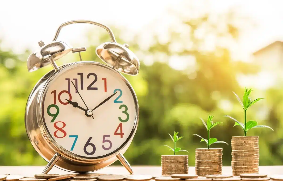 Documenti finanziari e grafici di investimento su una scrivania con calcolatrice