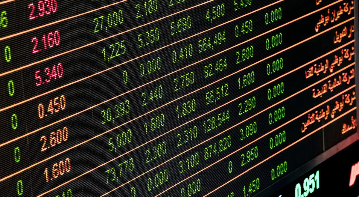 Grafico finanziario con andamento crescente dei titoli azionari