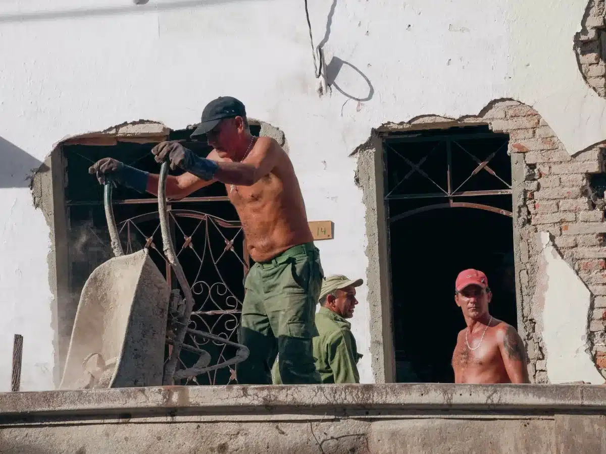 Professionisti di diverse specialità al lavoro in un cantiere di ristrutturazione bagno