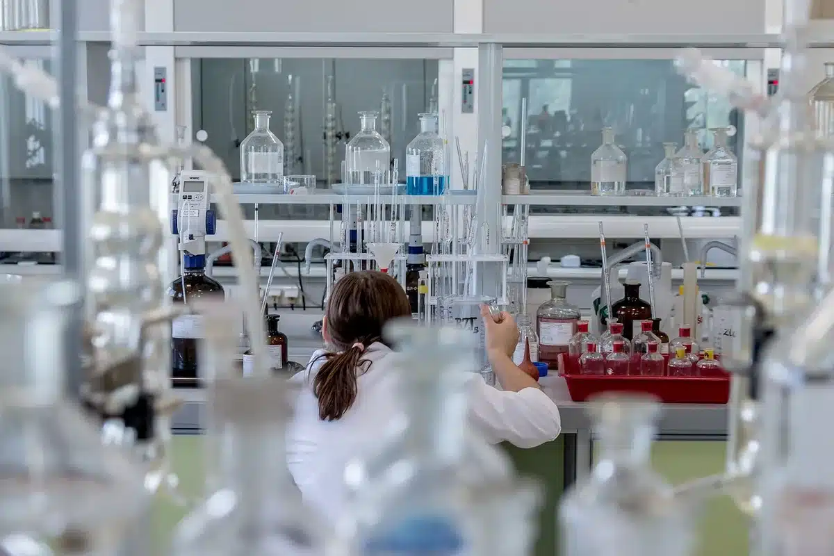 Centro di ricerca e sviluppo con laboratori tecnologici e attrezzature innovative