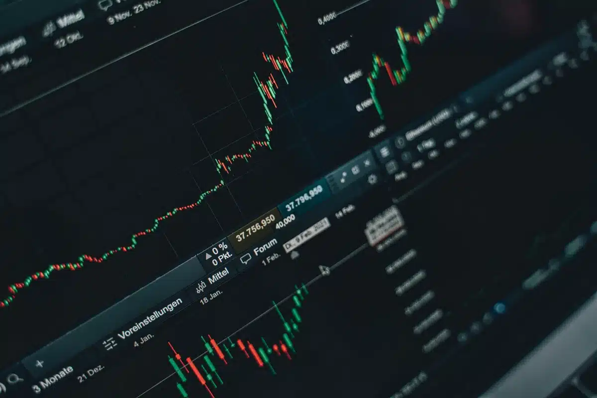 Grafico di crescita del settore tecnologico con linee in rialzo