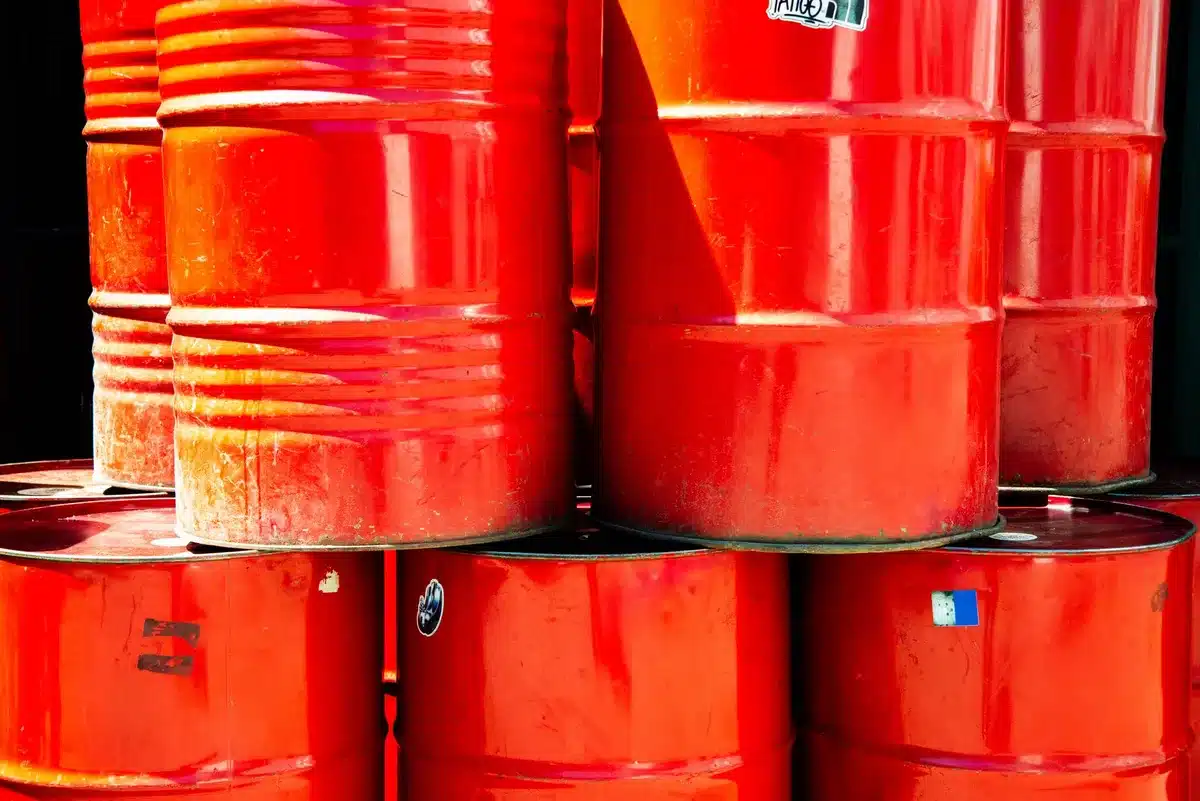 Barili di petrolio greggio rappresentati simbolicamente
