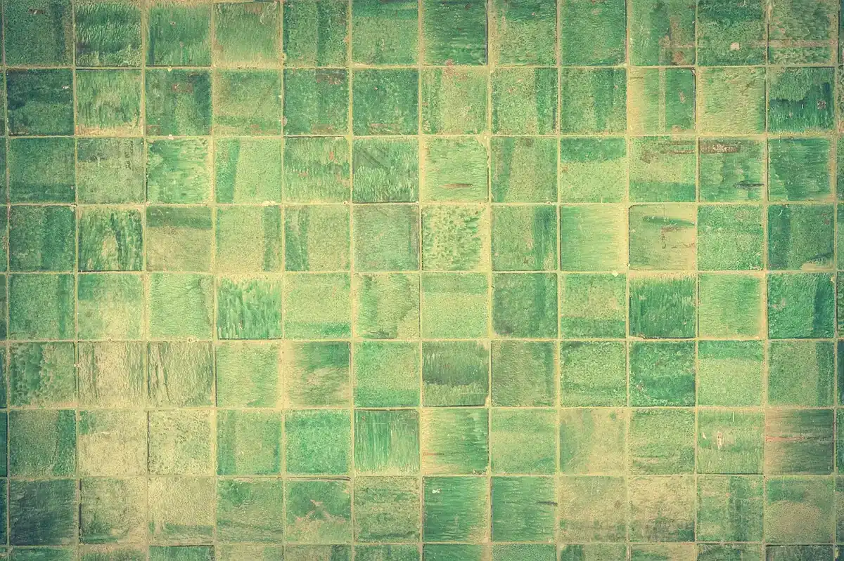 Dettaglio di piastrelle in gres porcellanato con venature realistiche