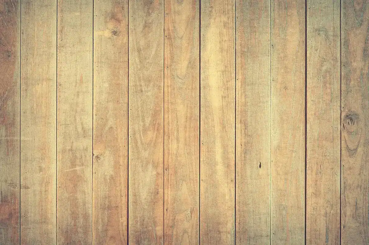 Pavimento in bagno con effetto legno, texture realistica e tonalità calde