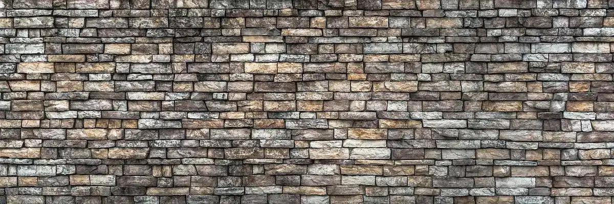 Parete in mattoni a vista in un bagno di piccole dimensioni