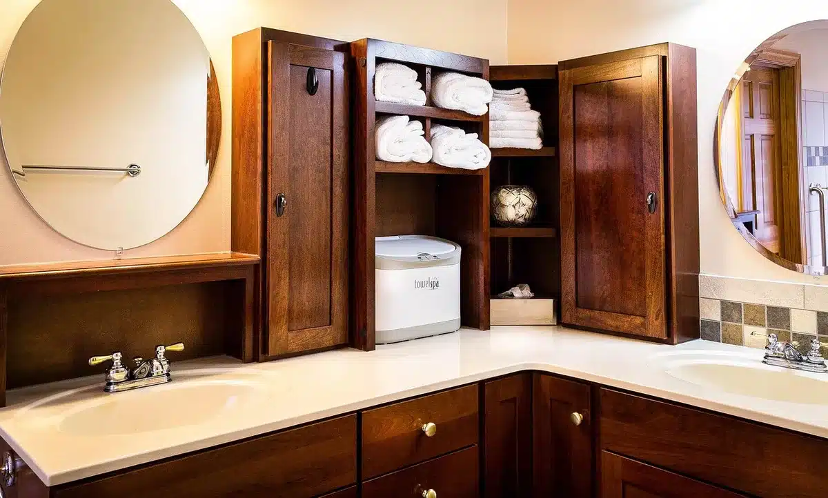 Ripiano da bagno in legno recuperato con pietre decorative e luce calda