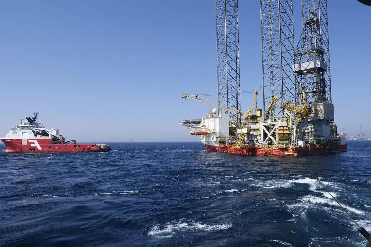 Impianto di estrazione e stoccaggio di gas e petrolio con torce in attività