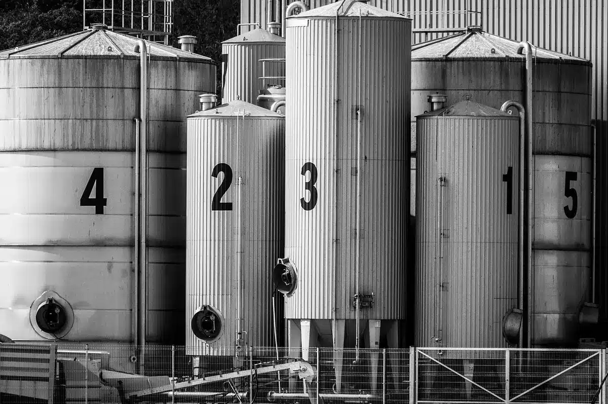 Stabilimento siderurgico con camini e linee produttive, simbolo di aziende energivore