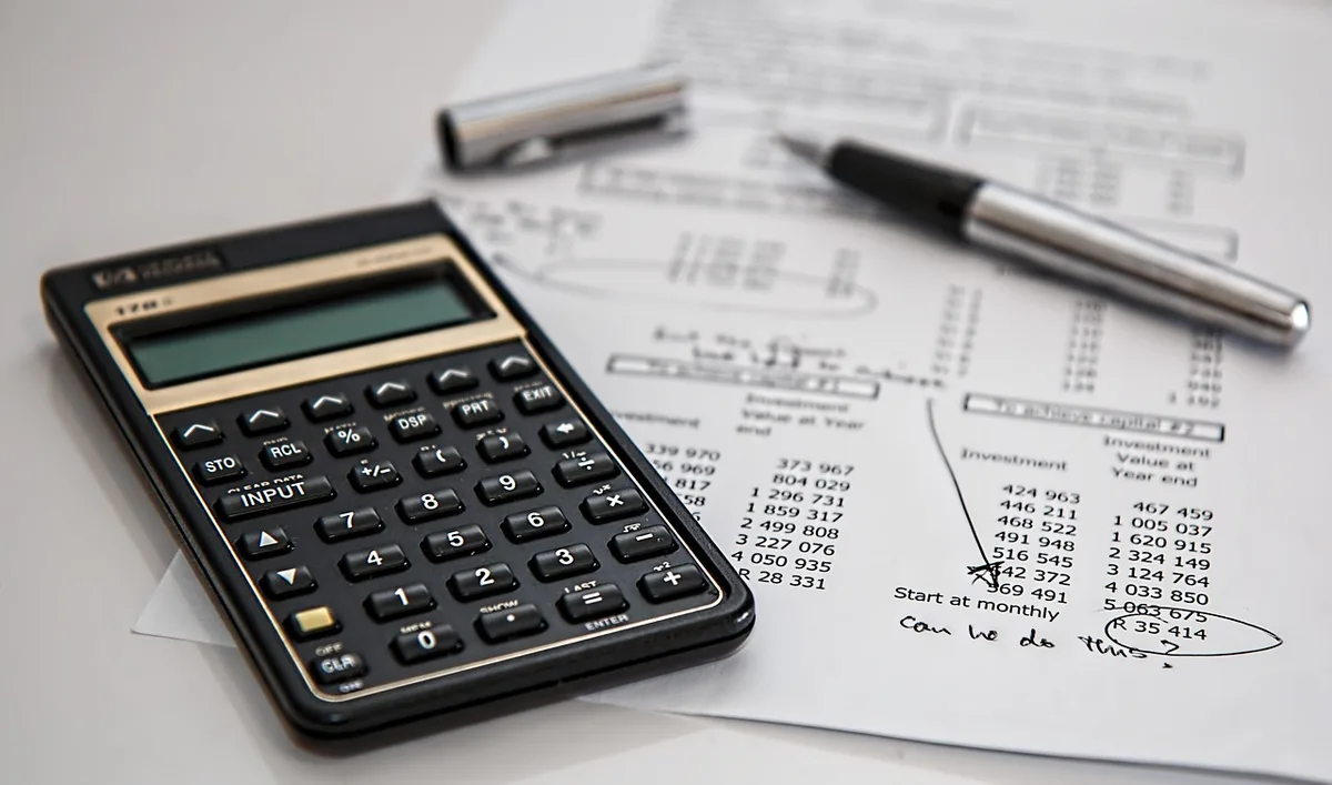 Analisi dei rischi di investimento con documenti e grafici su una scrivania