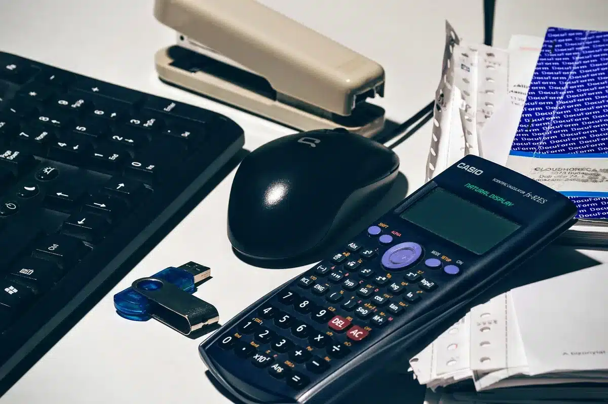 Documenti finanziari e calcolatrice su una scrivania per analizzare investimenti