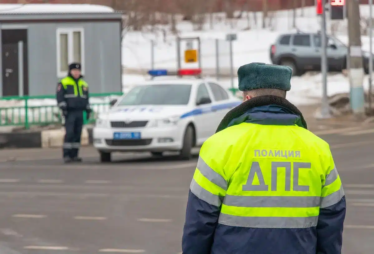 Squadra di ispettori e forze dell'ordine in un controllo agricolo (volti non identificabili)