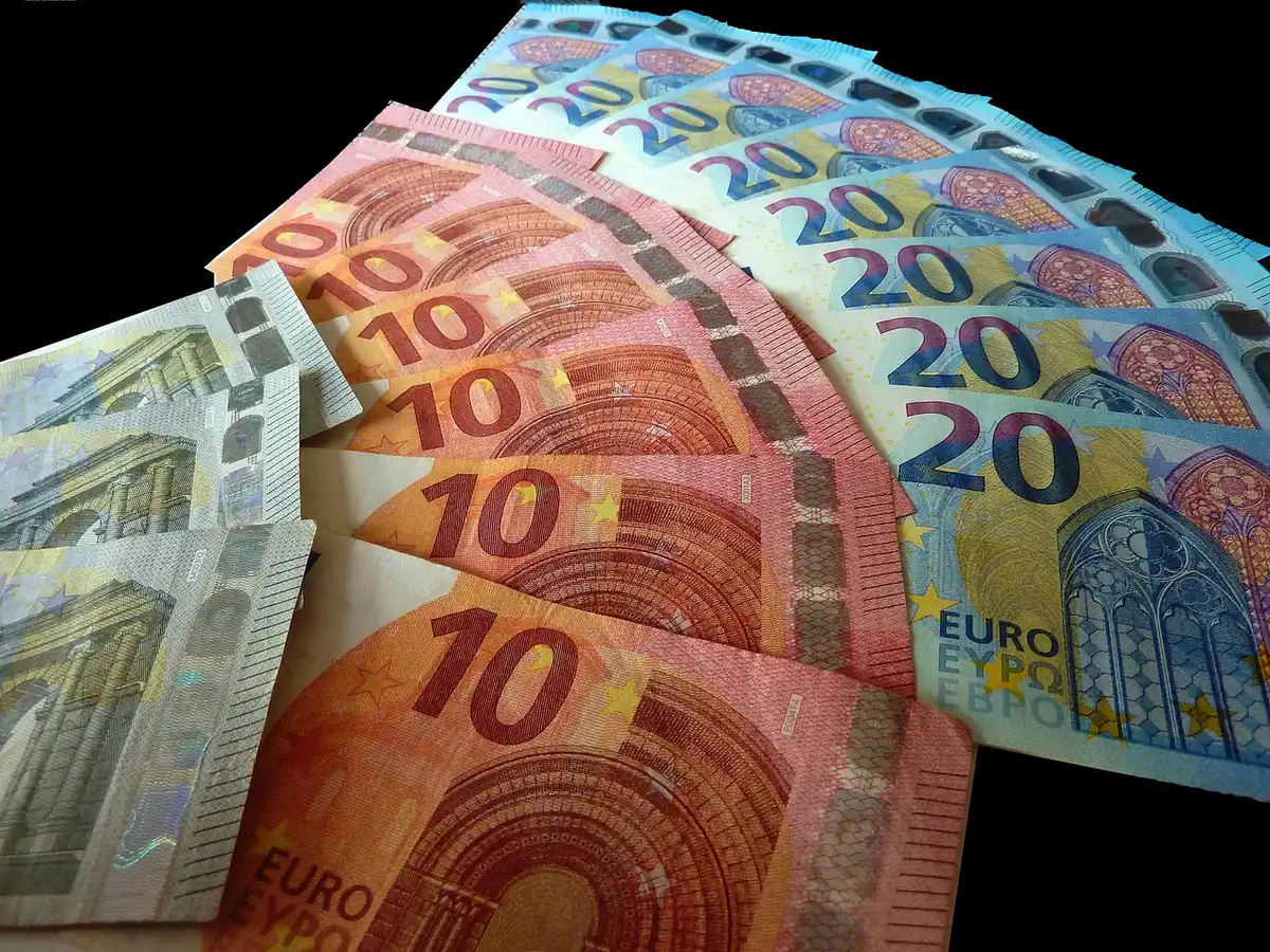 Documenti con numeri e simboli euro che illustrano la portata del mercato