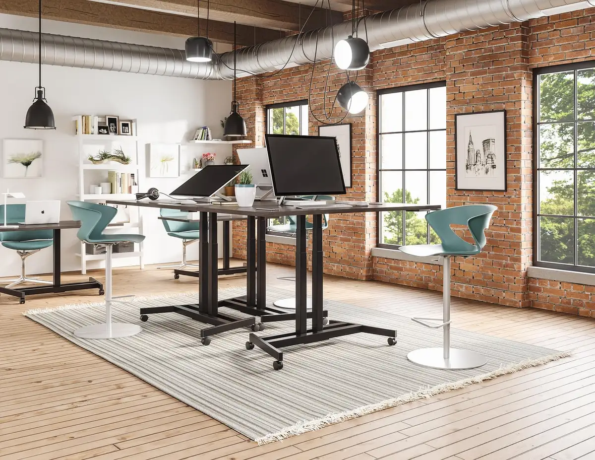 Sedia ergonomica con supporto lombare presso una scrivania organizzata
