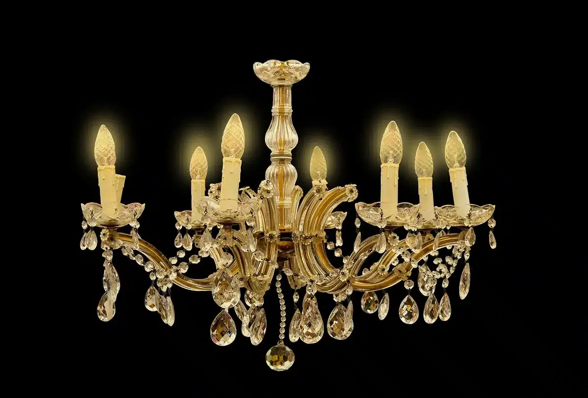 Lampada con finiture in legno e pannello fonoassorbente in feltro