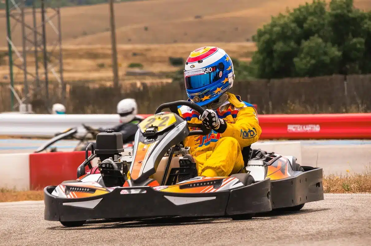 Tuta e casco da corsa con sponsor visibili in modo anonimo
