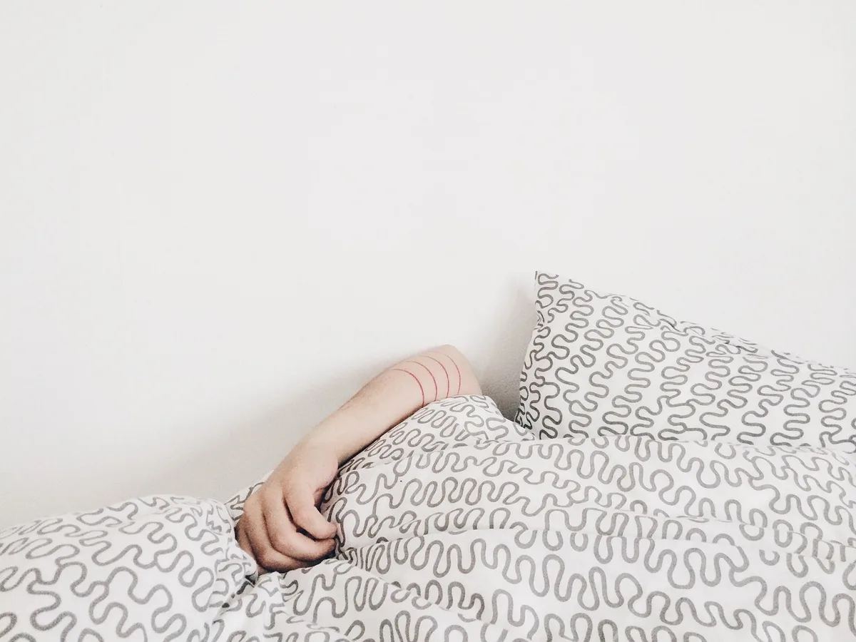 Cuscini disposti sul letto come suggerimento pratico