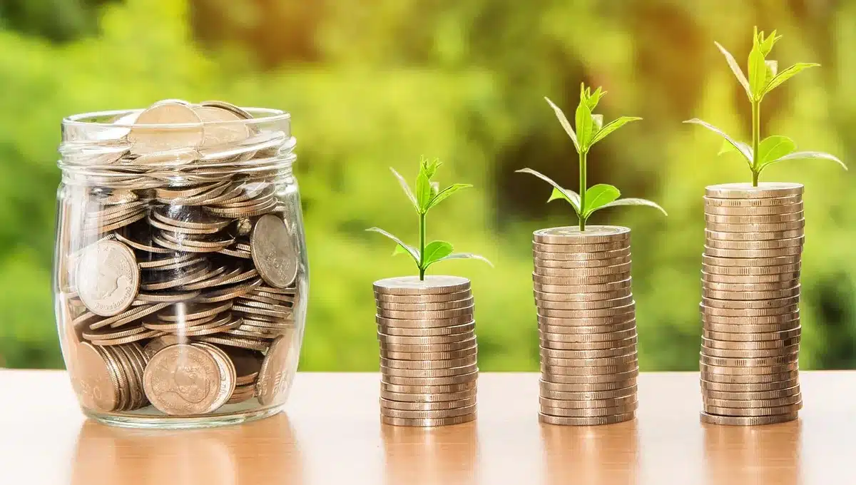 Professionisti in una sala trading bancaria con schermi finanziari