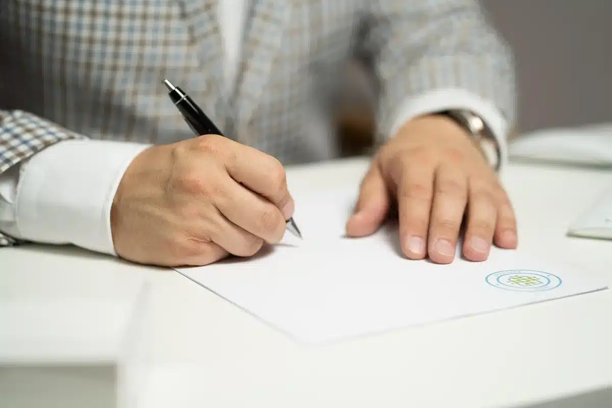 Giovane che verifica una lista di documenti e requisiti su una scrivania