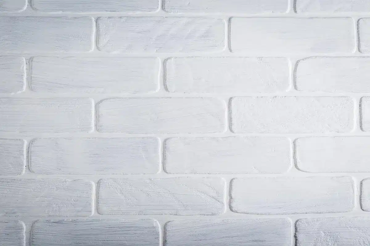 Preparazione della parete con carteggiatura e stucco prima dell'applicazione della vernice lavagna