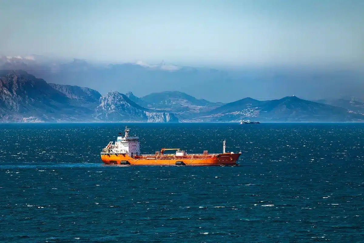 Nave cisterna che transita in una rotta marittima internazionale strategica