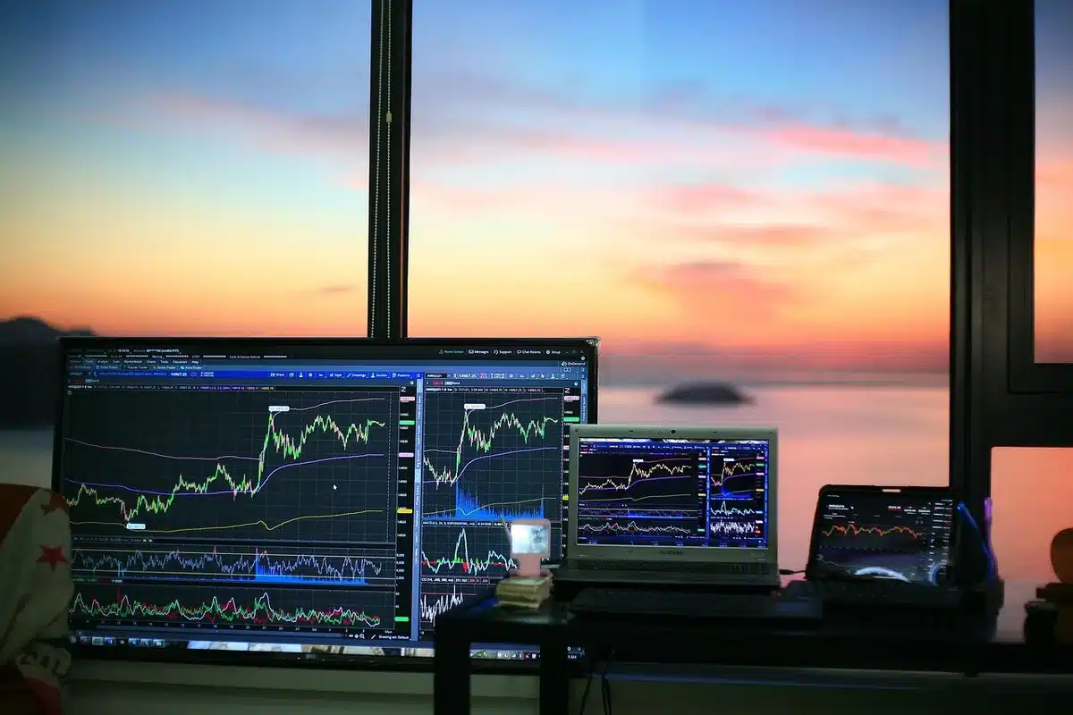 Operatori di mercato osservano grafici degli indici azionari asiatici e dei prezzi dell'energia su schermi multipli al m