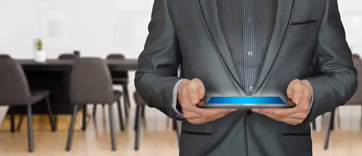 Tavolo di lavoro con planimetrie e documenti per rigenerazione urbana