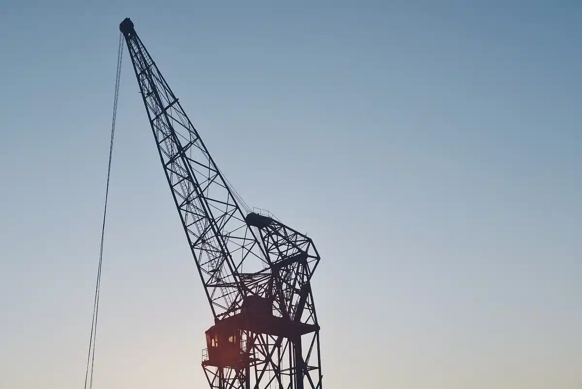 Operai e macchinari in un cantiere edilizio in avvio