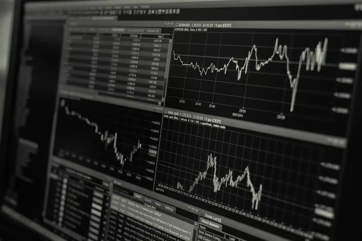 Grafici finanziari e dati di risultati trimestrali con evidenziazione di margini e ricavi