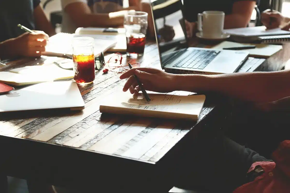 Consulente finanziario discute strategie di portafoglio con cliente