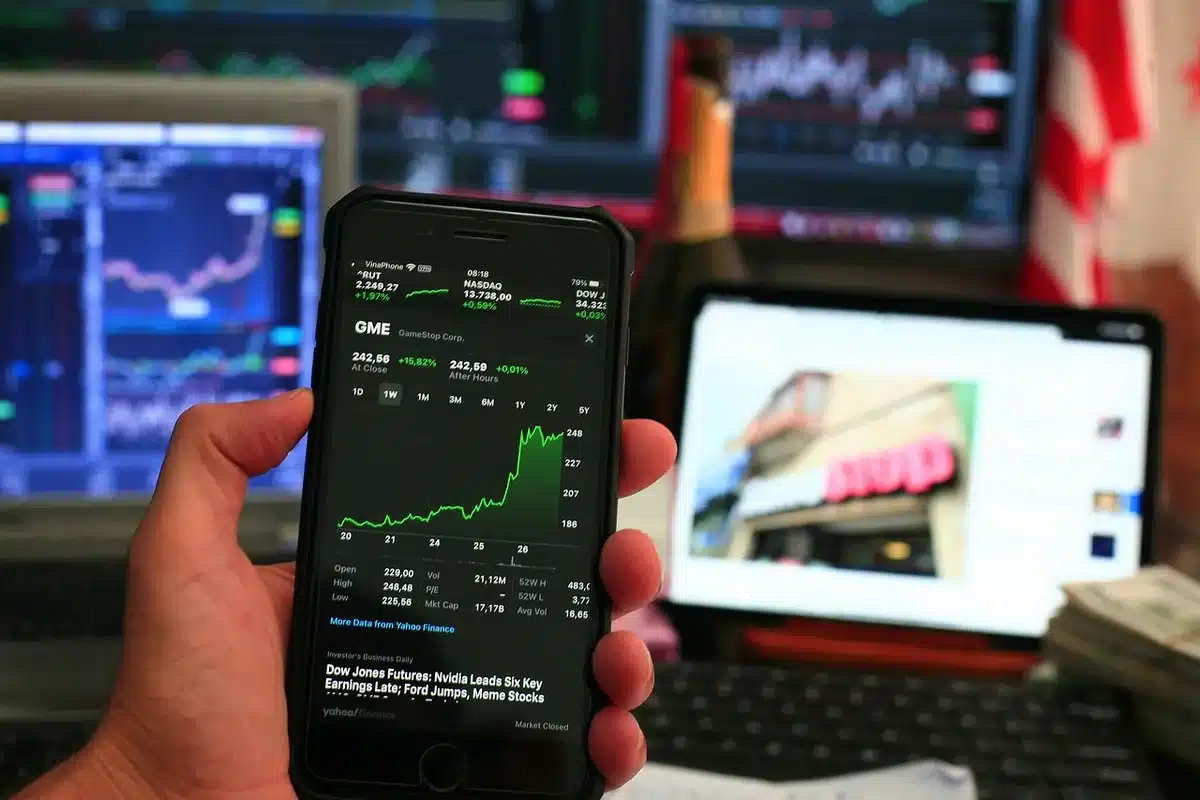 Documenti finanziari e grafici con trend positivi su una scrivania