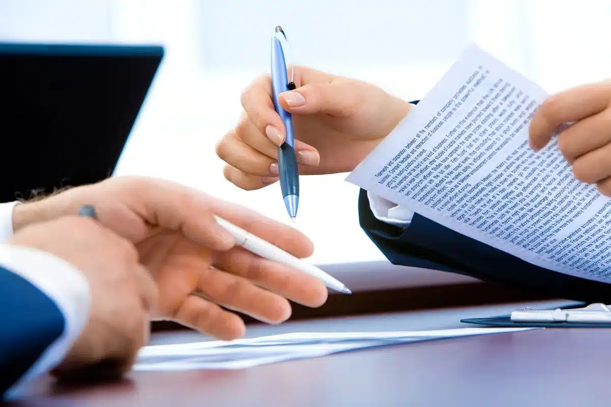 Documentazione amministrativa e pratiche edilizie presso un ufficio comunale
