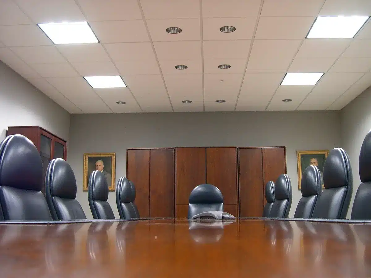 Sedie vuote in sala riunioni che suggeriscono nomine e cambi nel board