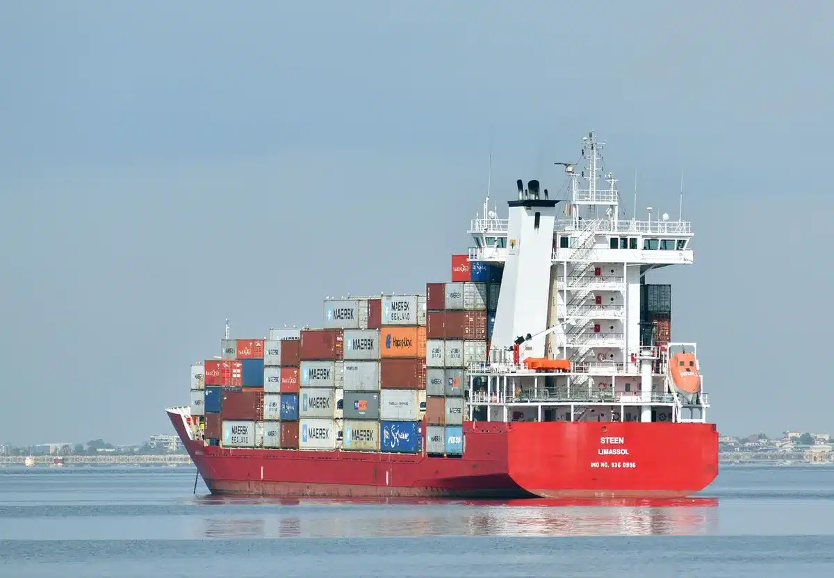 Grafico o container di auto che rappresentano l'aumento delle esportazioni