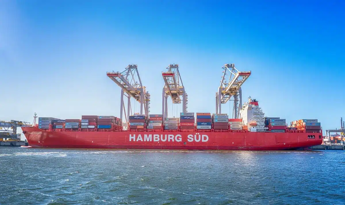 Porto con navi e container automobilistici che simboleggiano l'export cinese di vetture