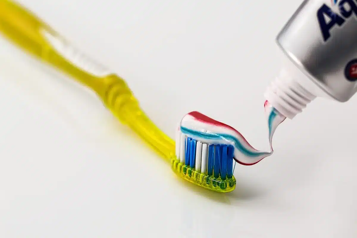 Bagno dai toni ghiaccio con superfici bianche e atmosfera rilassante