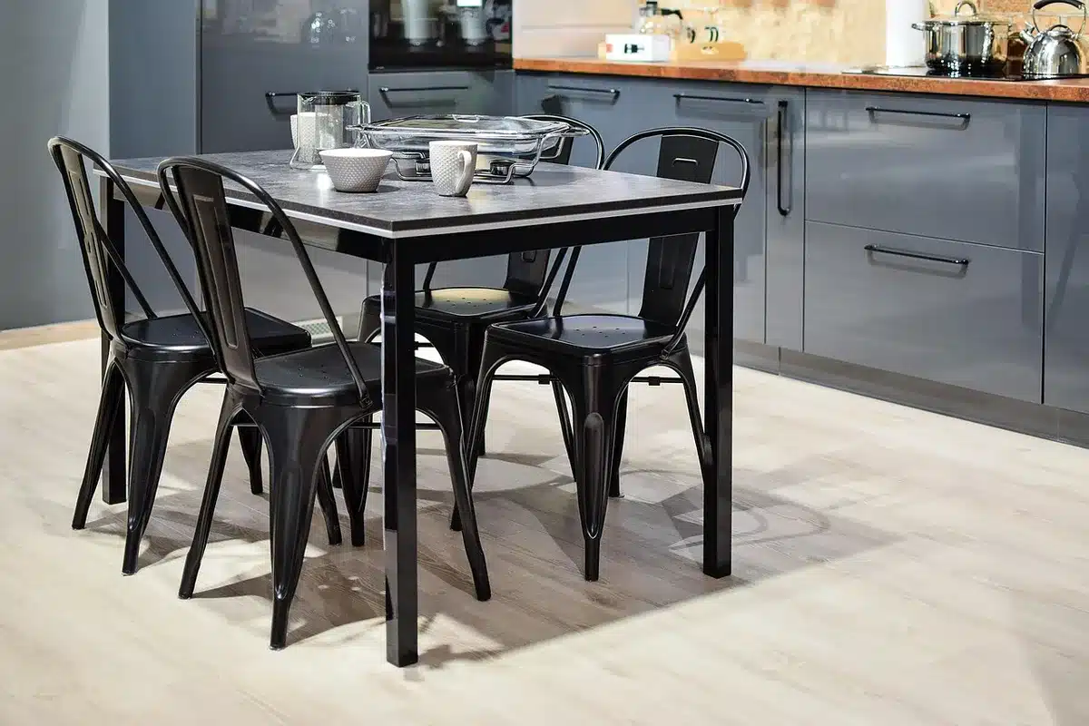 Seduta dal design essenziale in un interno minimalista