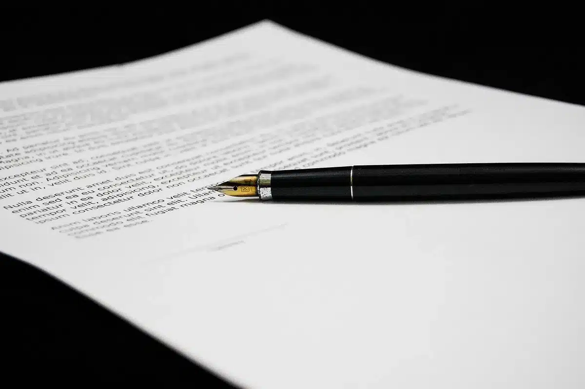 Documenti e fascicoli di crediti su una scrivania, simbolo di gestione NPL