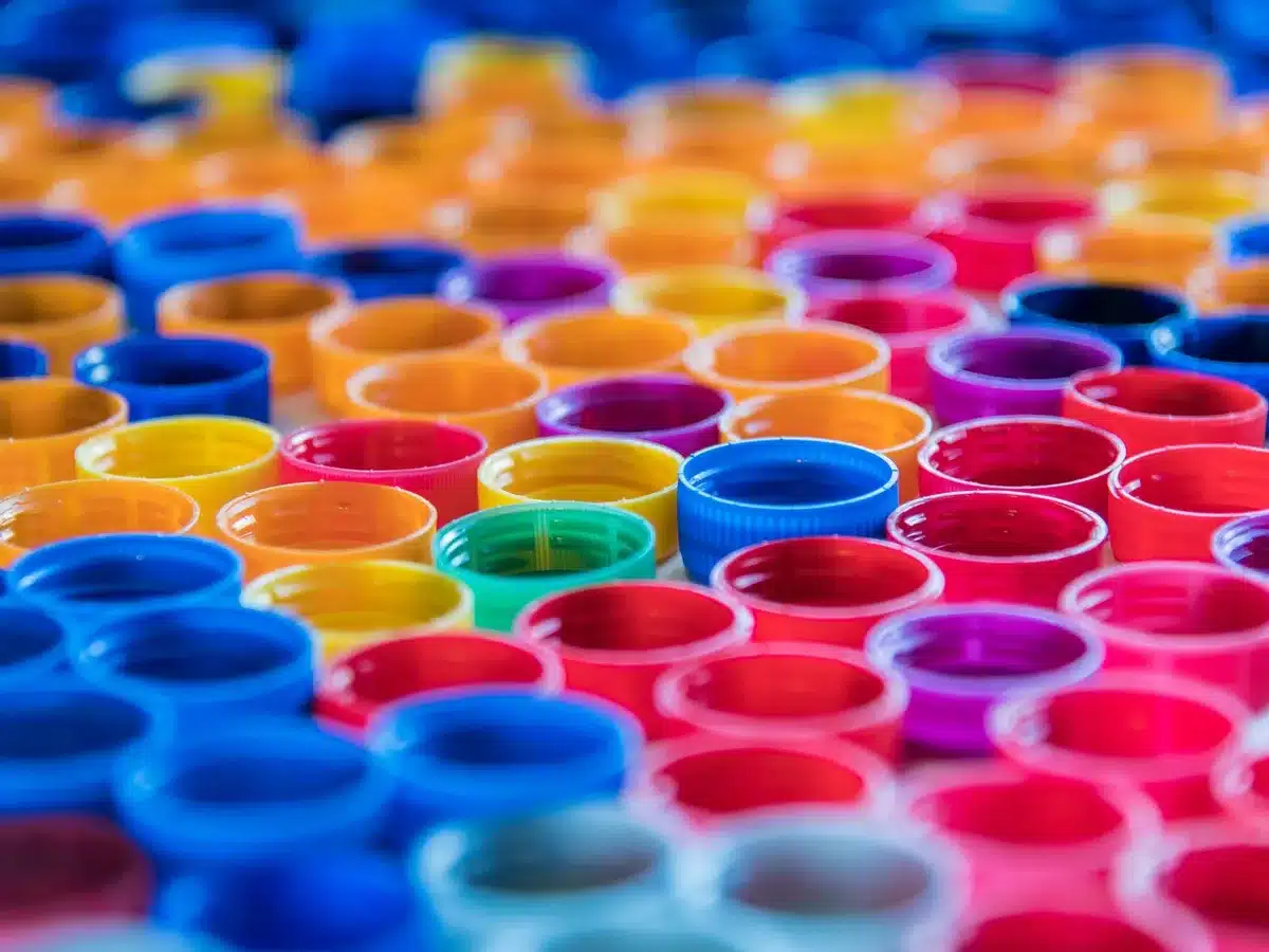 Bottiglie di plastica e contenitori per il riciclo, simbolo della sfida ambientale